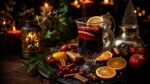 Glühweintasse auf einem weihnachtlich dekorierten Tisch