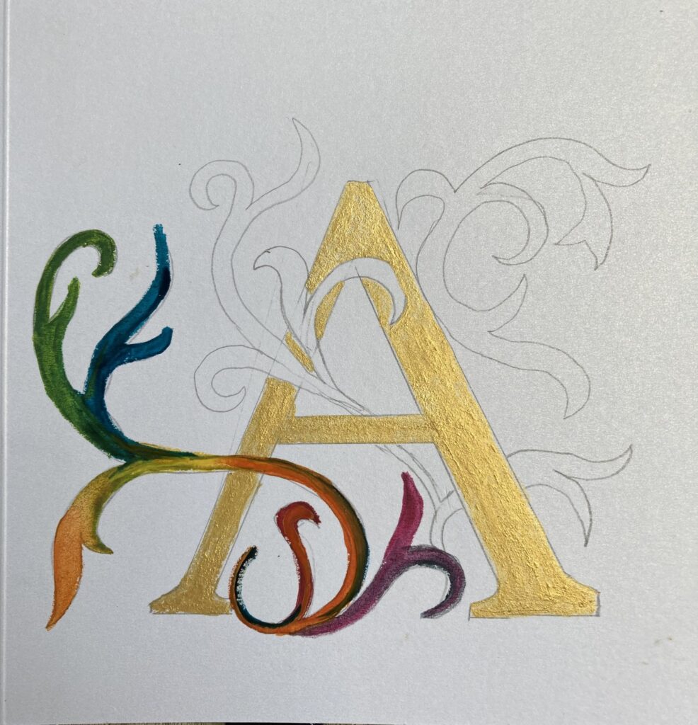 Ein großflächiger Buchstabe "A" in Gold mit bunten, geschwungenen Verzierungen in verschiedenen Farben.