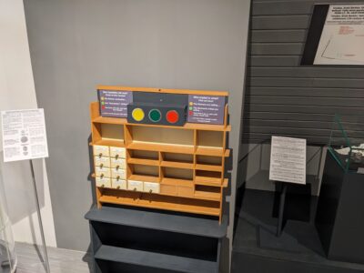 Ein Holztisch mit Schubladen und einer Anzeige mit Ampellicht zur Informationsübermittlung.