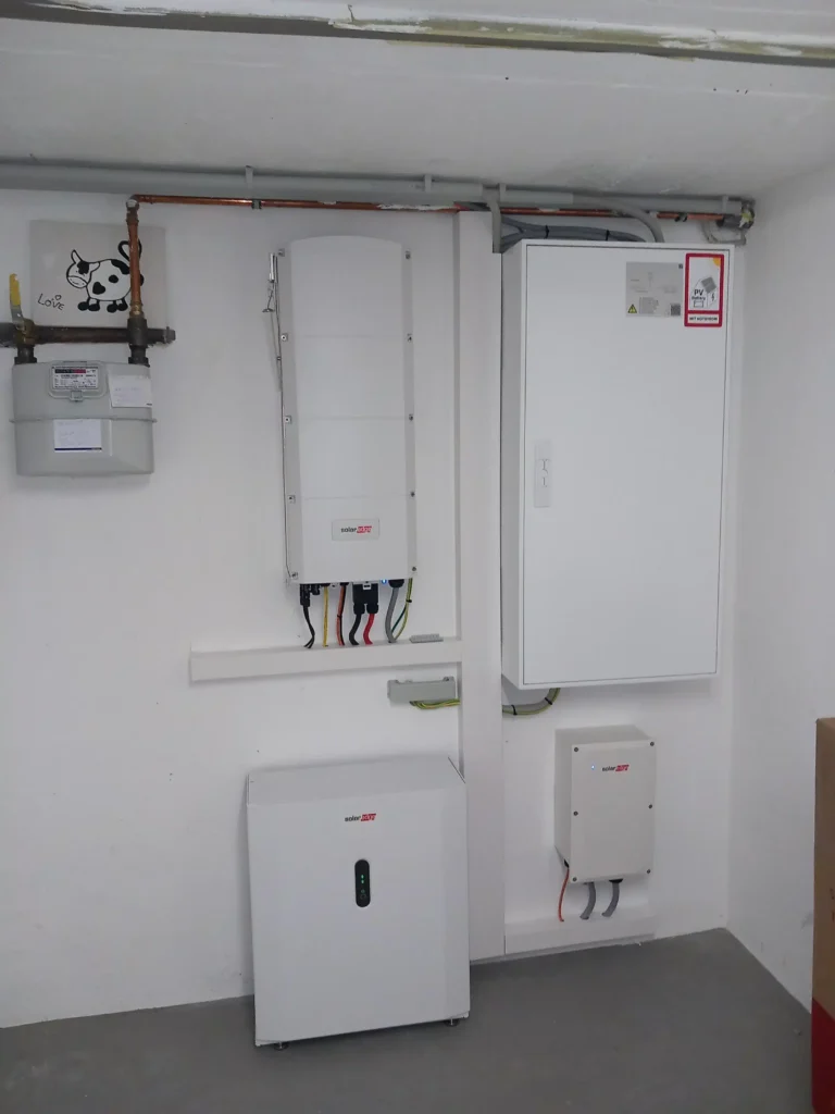 Technische Ausstattung in einem Raum mit verschiedenen elektrischen und Heizungsinstallationen an der Wand.