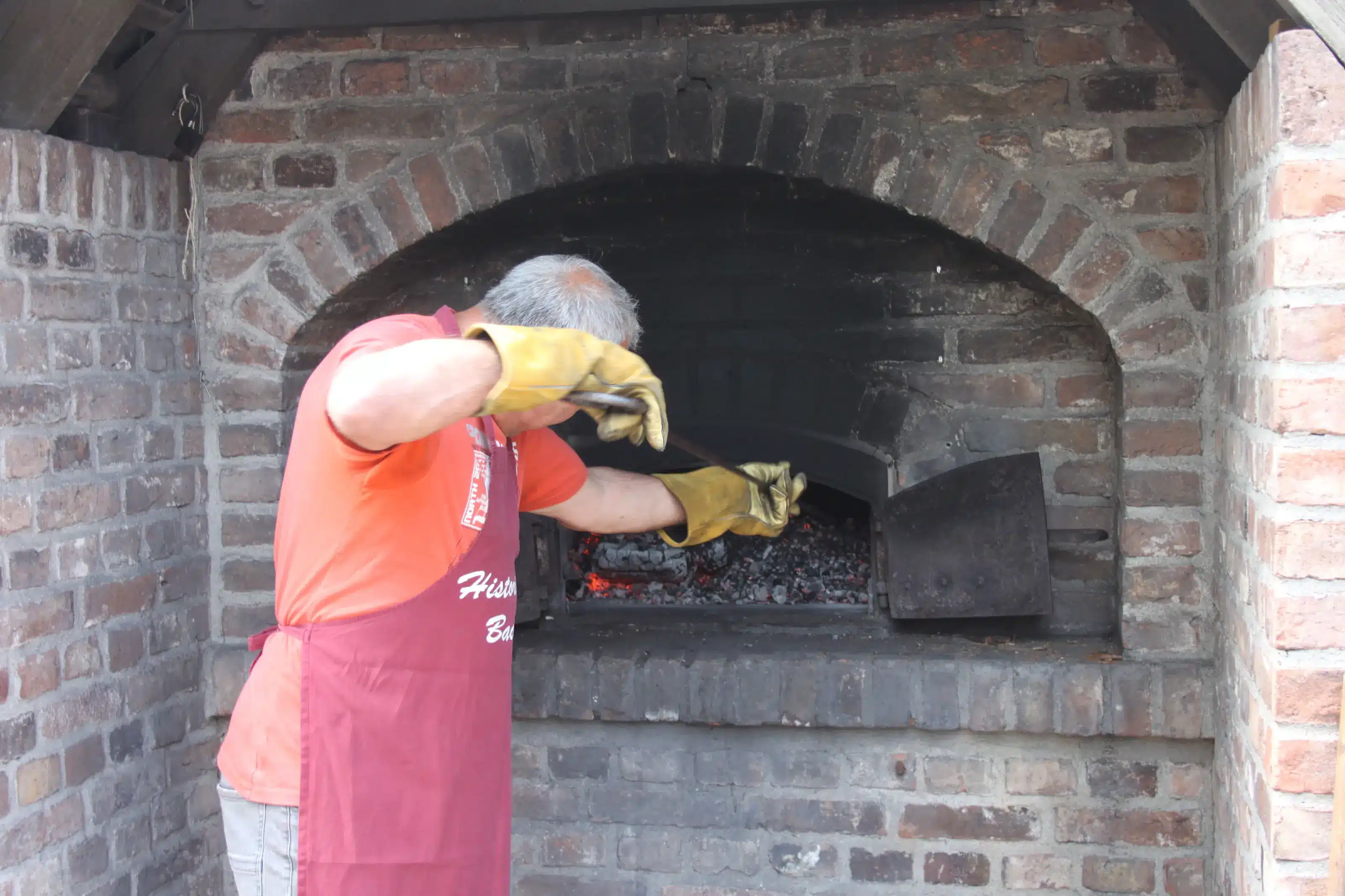 Backhaus, Ofen anfeuern