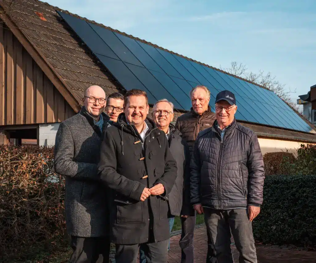 Bild: Dr. Fröhlich/Holemans Gruppe, Bürgermeister Benien und Vetreter von Holemans, Stadtverwaltung und Heimatverein beim Pressetermin