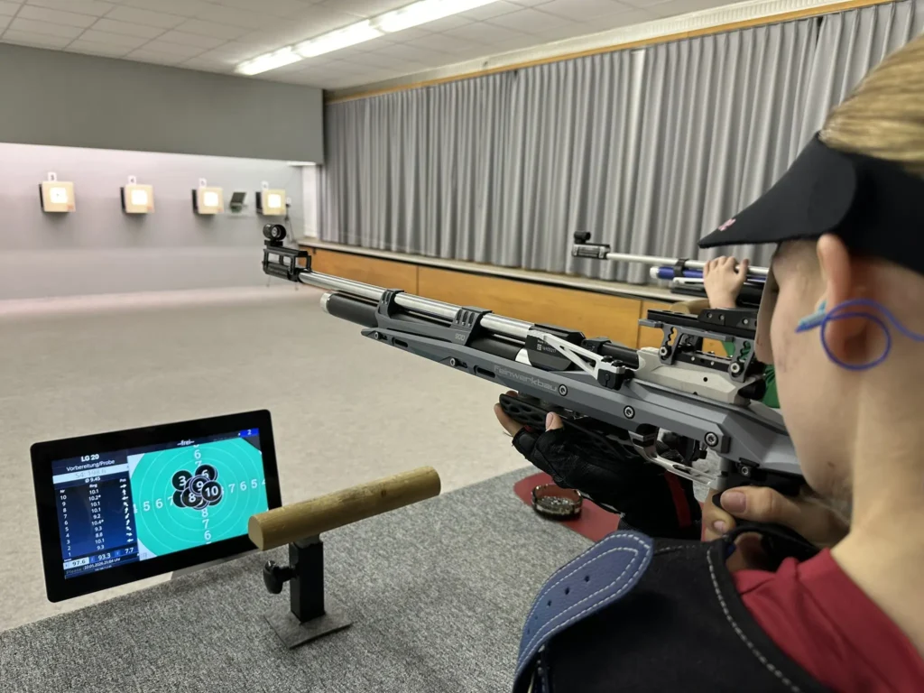 Sportschütze mit Luftgewehr im Anschlag