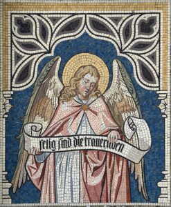 Mosaik eines Engels mit Flügeln, der ein Banner mit der Aufschrift „Frei in die Trauernden“ hält.