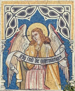 Ein mosaikartiges Wandbild eines Engels hält ein Banner mit der Aufschrift „Fried und die Krone der Milder“.
