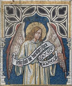 Mosaik eines Engels mit himmlischen Attributen, der ein geschwungenes Banner hält.